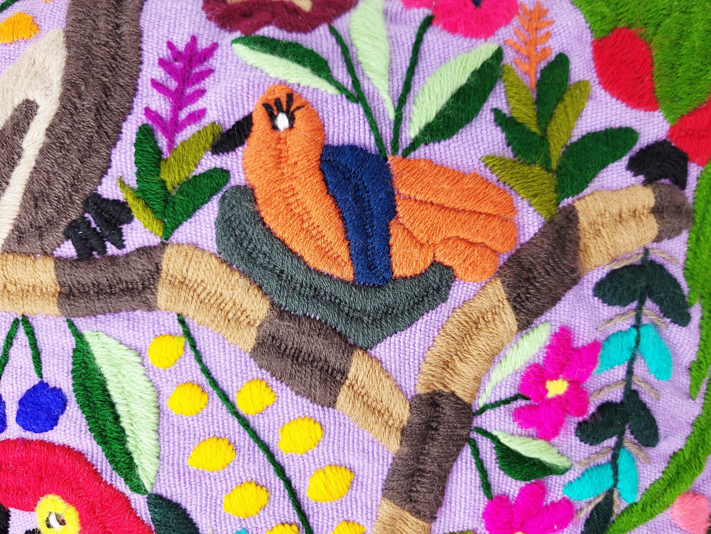 Handgewebtes & Handbesticktes Dekokissen aus Mexiko – Direkt von Maya-Kunsthandwerkerinnen