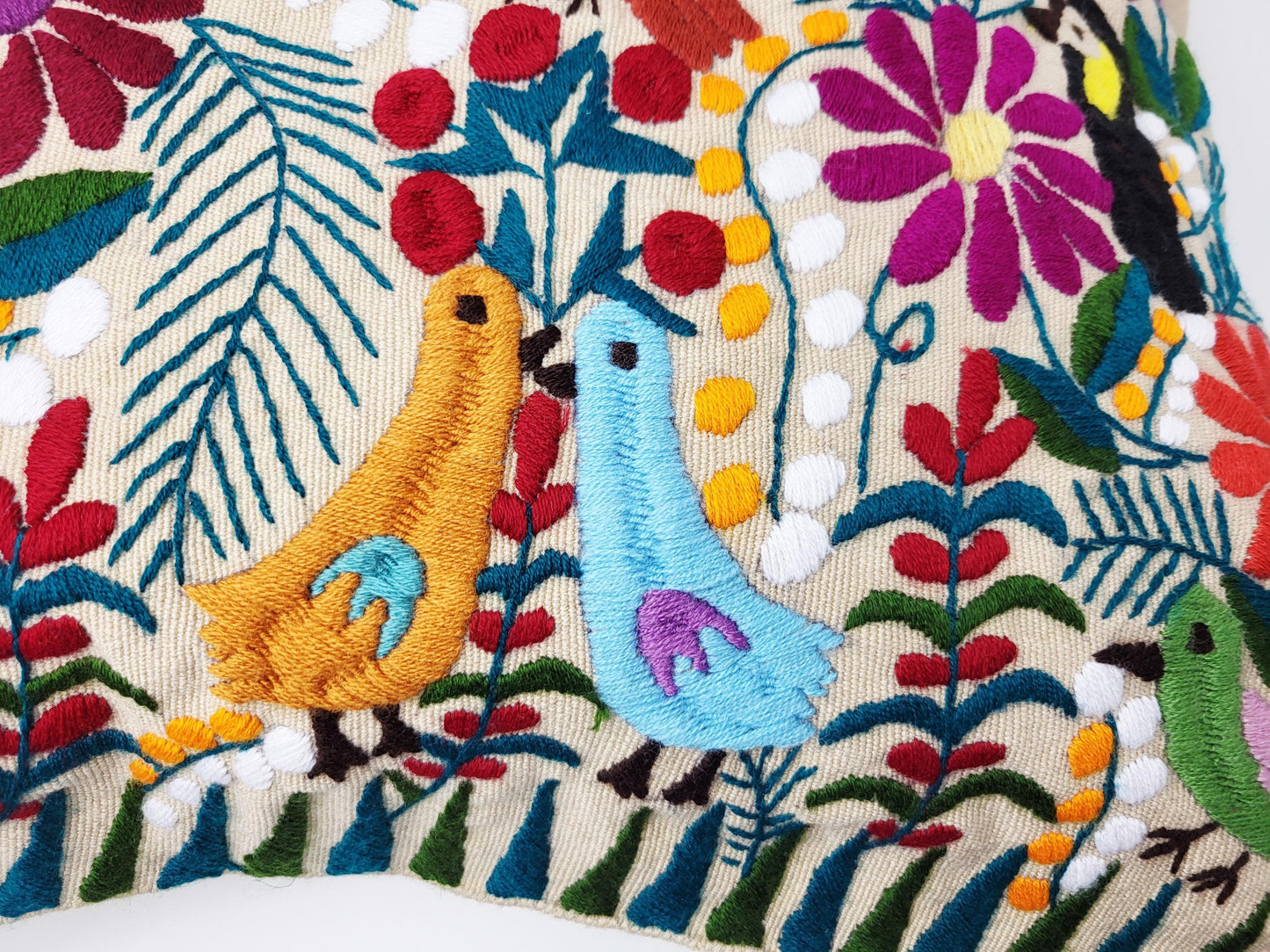 Handgewebtes & Handbesticktes Dekokissen aus Mexiko – Direkt von Maya-Kunsthandwerkerinnen