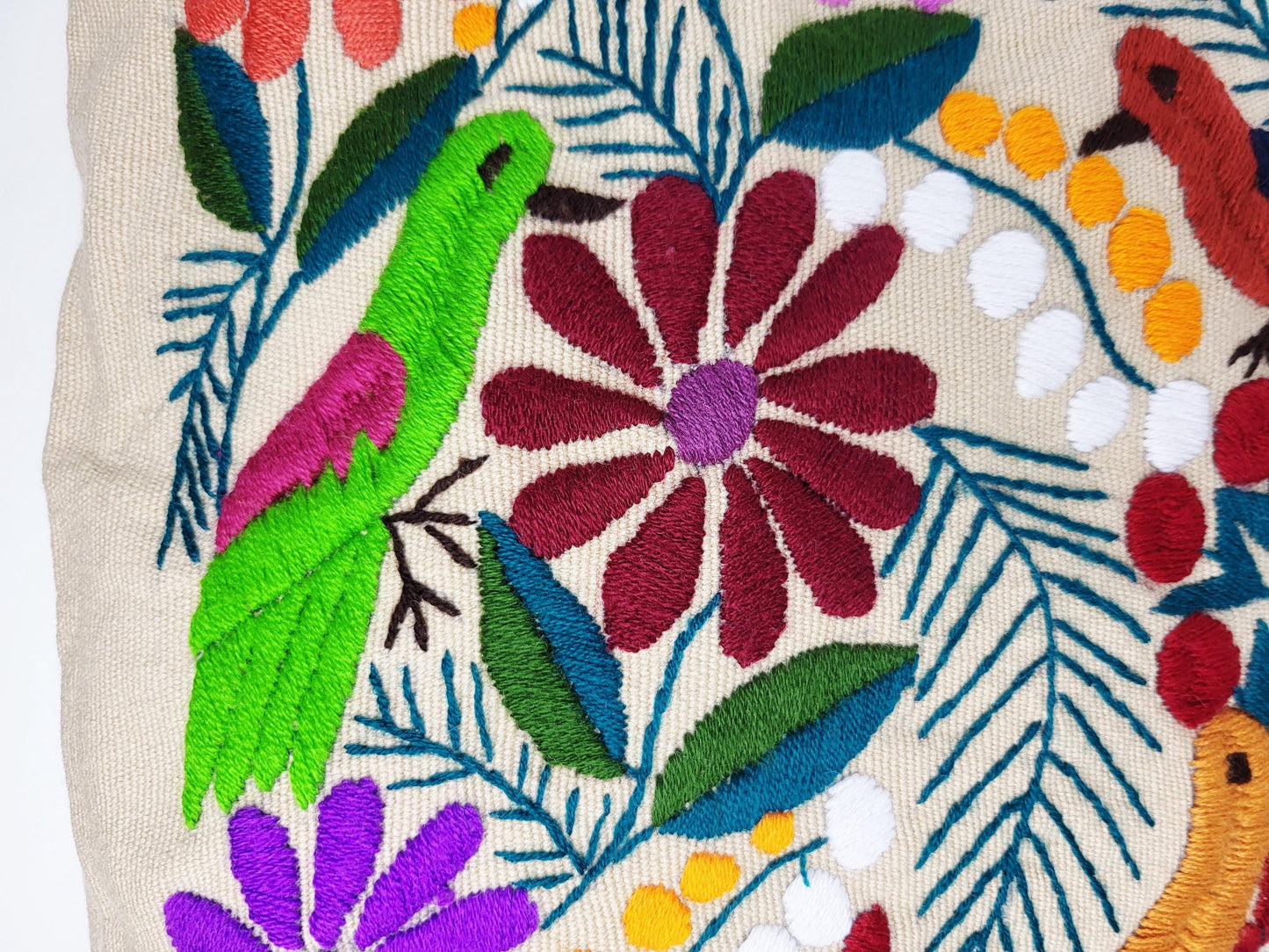 Handgewebtes & Handbesticktes Dekokissen aus Mexiko – Direkt von Maya-Kunsthandwerkerinnen