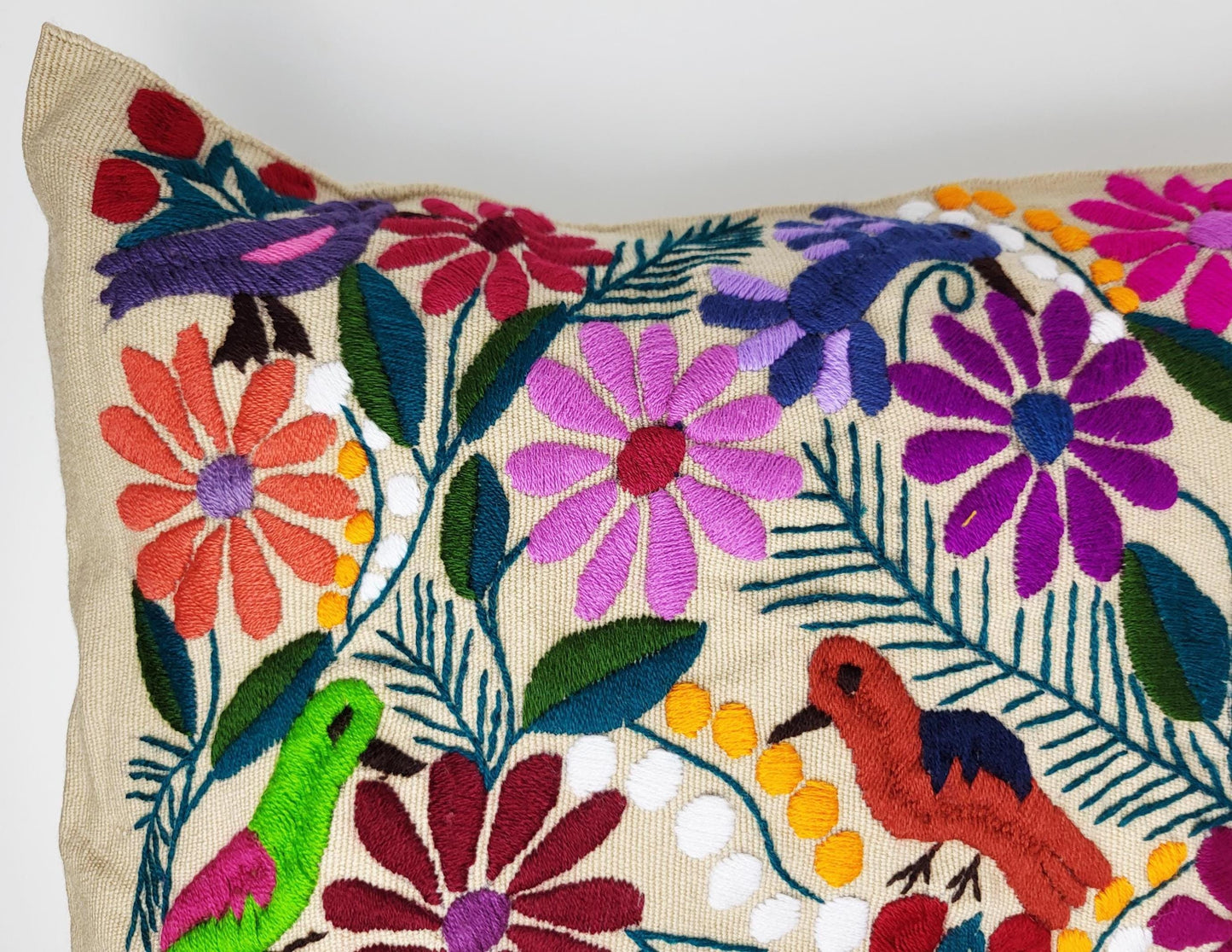 Handgewebtes & Handbesticktes Dekokissen aus Mexiko – Direkt von Maya-Kunsthandwerkerinnen