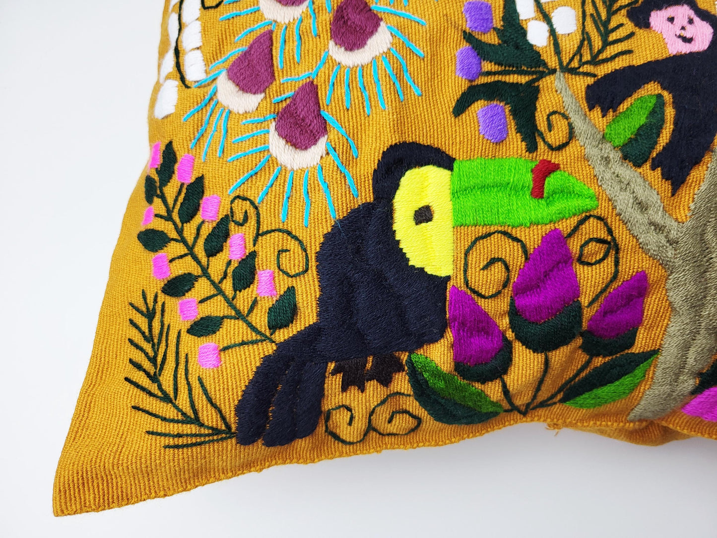 Besticktes und gewebtes Kissen aus Mexiko, Kissenhülle mit Tiermuster aus Mexiko