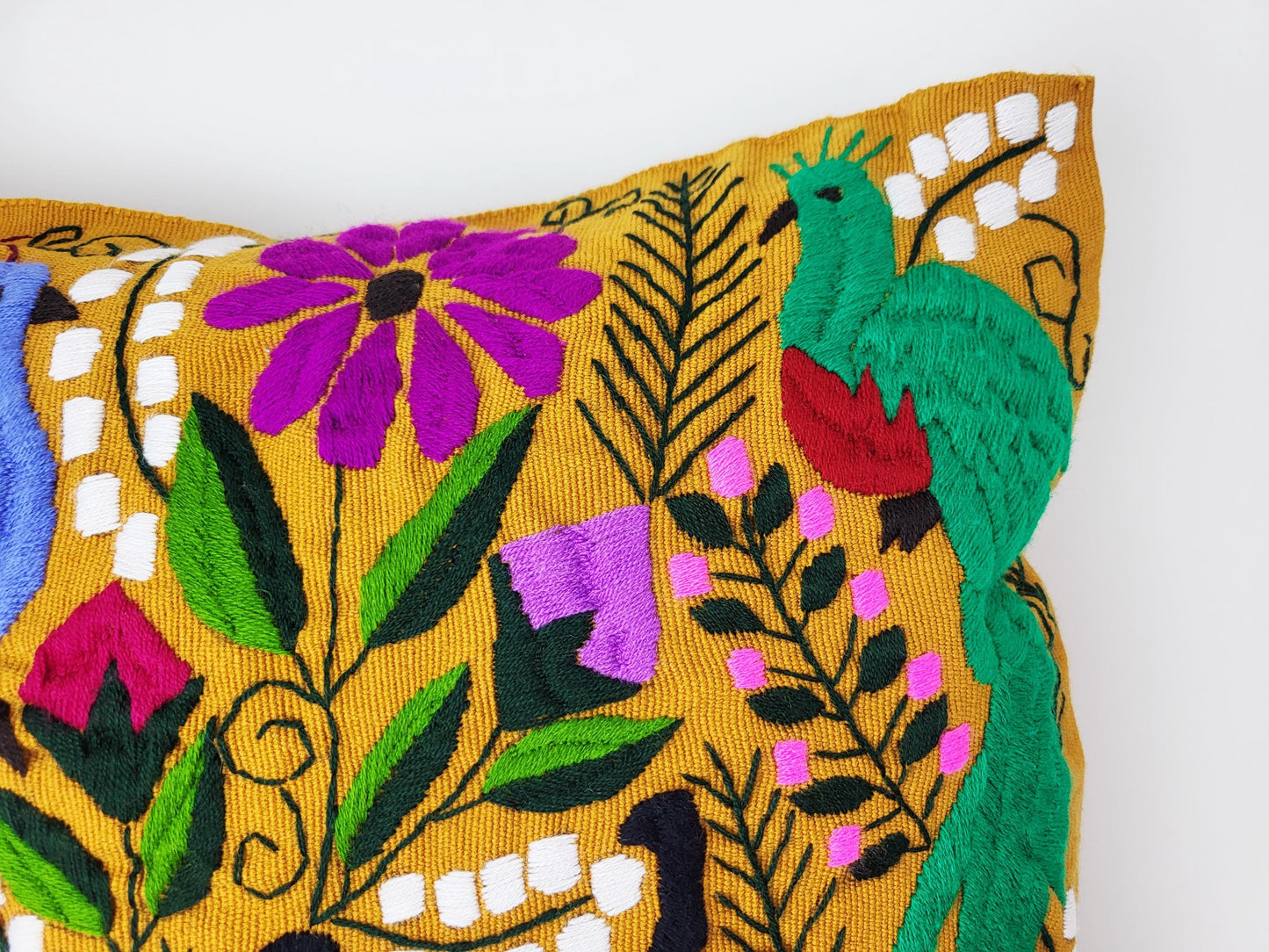 Besticktes und gewebtes Kissen aus Mexiko, Kissenhülle mit Tiermuster aus Mexiko