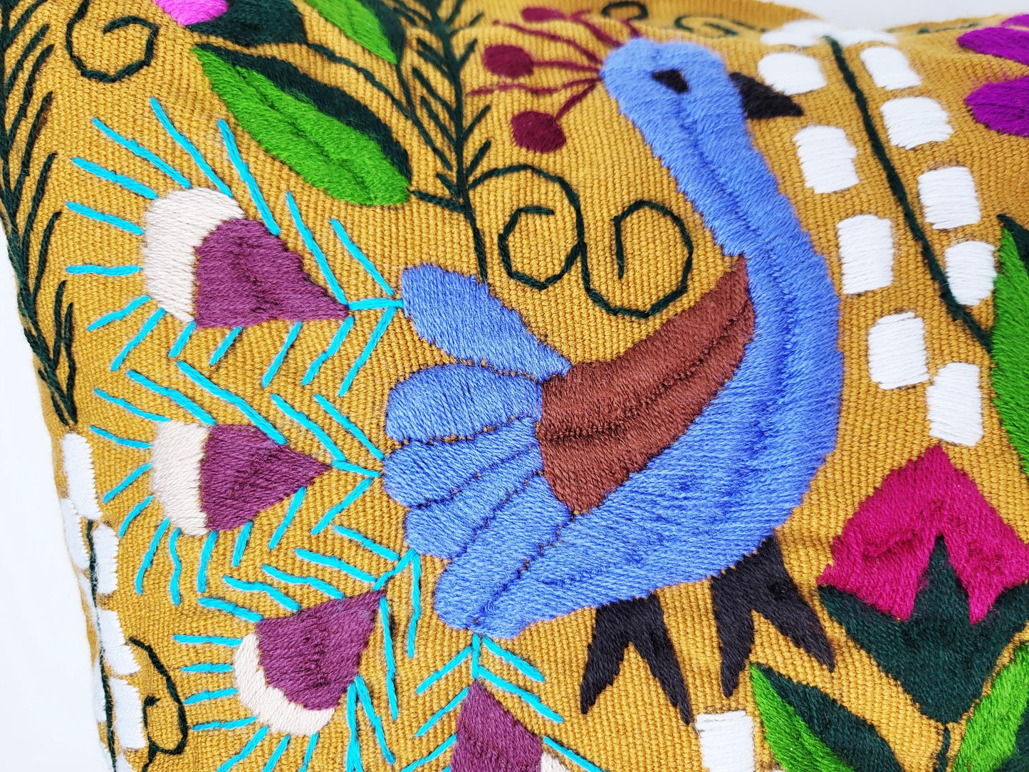 Besticktes und gewebtes Kissen aus Mexiko, Kissenhülle mit Tiermuster aus Mexiko