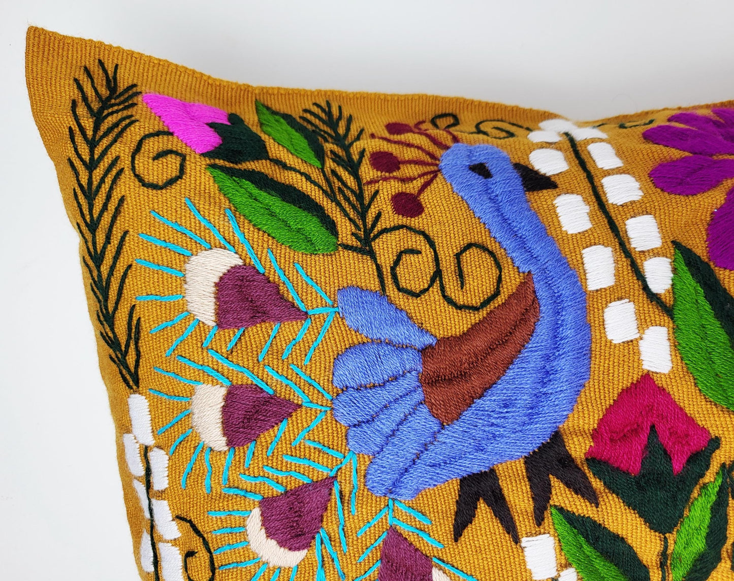 Besticktes und gewebtes Kissen aus Mexiko, Kissenhülle mit Tiermuster aus Mexiko