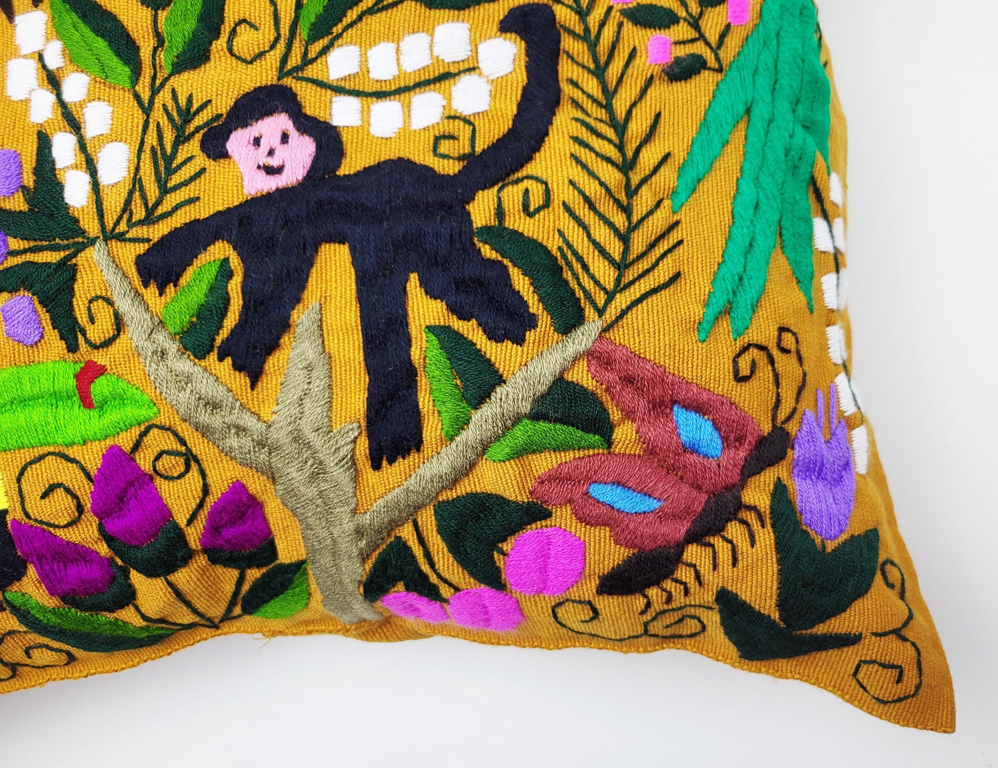 Besticktes und gewebtes Kissen aus Mexiko, Kissenhülle mit Tiermuster aus Mexiko