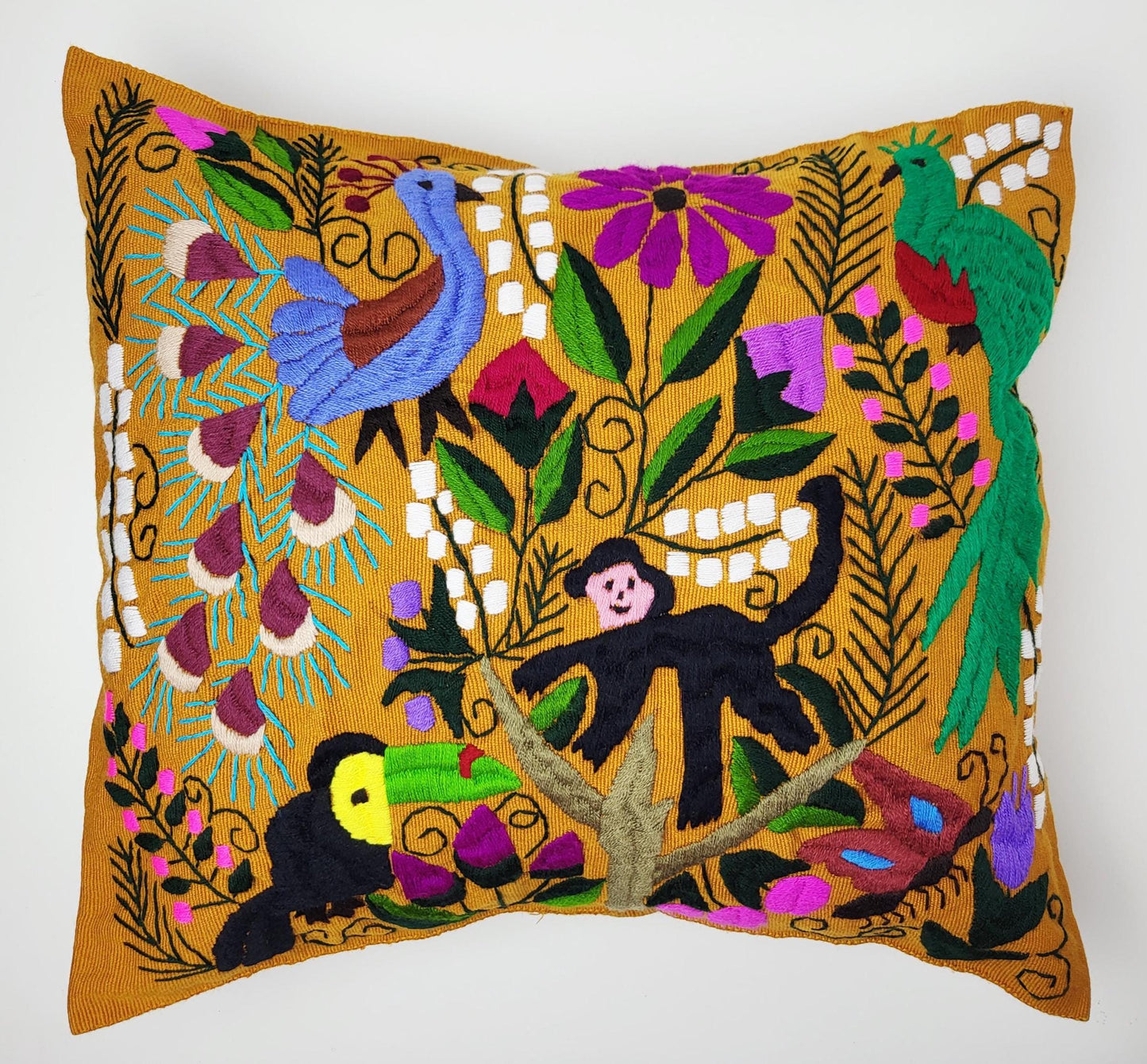 Besticktes und gewebtes Kissen aus Mexiko, Kissenhülle mit Tiermuster aus Mexiko