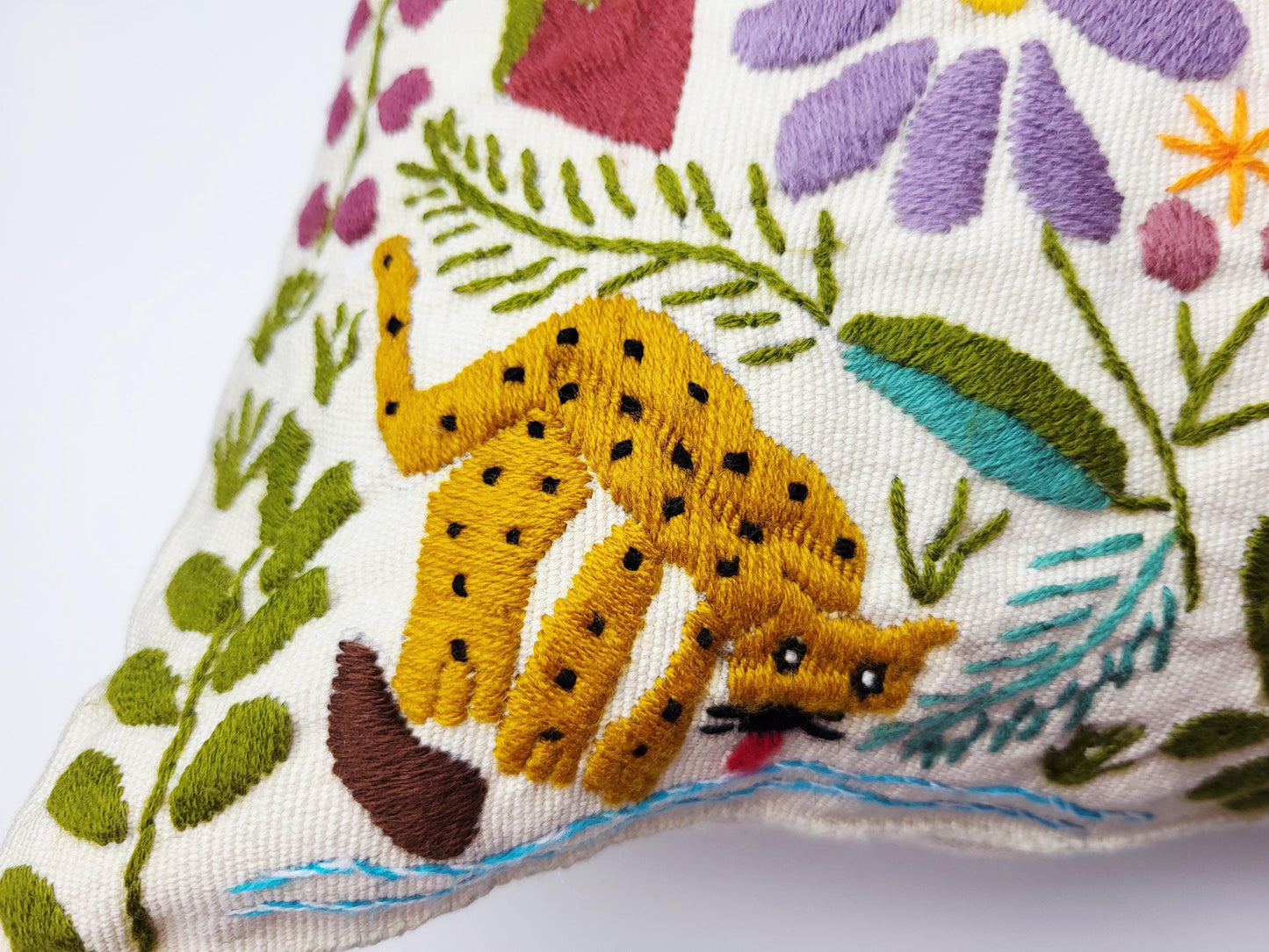 Besticktes und gewebtes Kissen aus Mexiko, Kissenhülle mit Tiermuster aus Mexiko