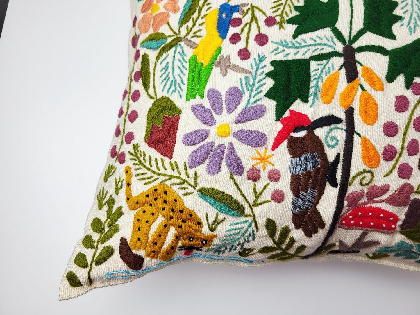 Besticktes und gewebtes Kissen aus Mexiko, Kissenhülle mit Tiermuster aus Mexiko