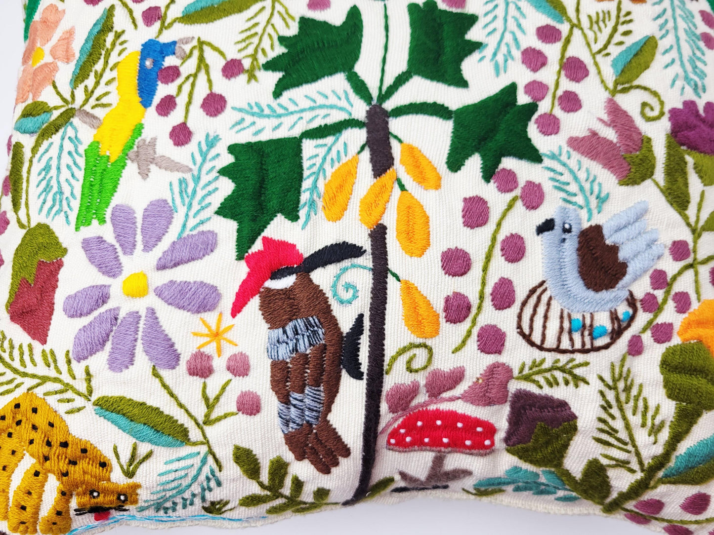 Besticktes und gewebtes Kissen aus Mexiko, Kissenhülle mit Tiermuster aus Mexiko