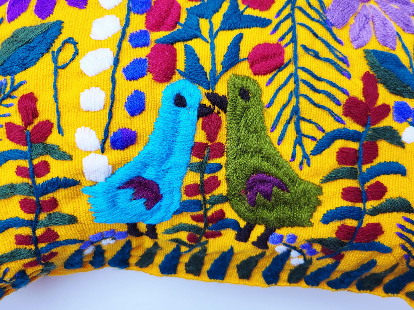 Besticktes und gewebtes Kissen aus Mexiko, Kissenhülle mit Tiermuster aus Mexiko