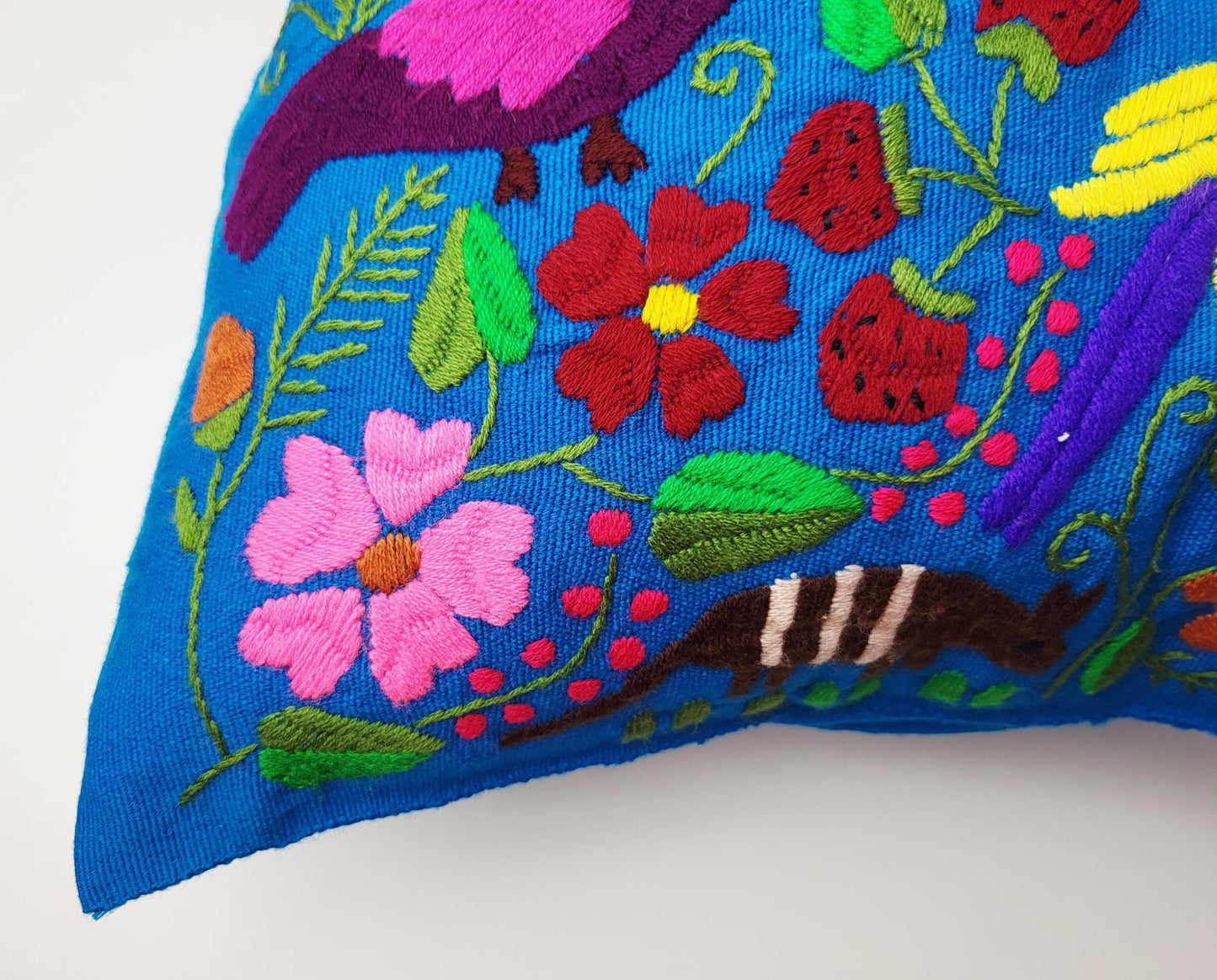 Besticktes und gewebtes Kissen aus Mexiko, Kissenhülle mit Tiermuster aus Mexiko