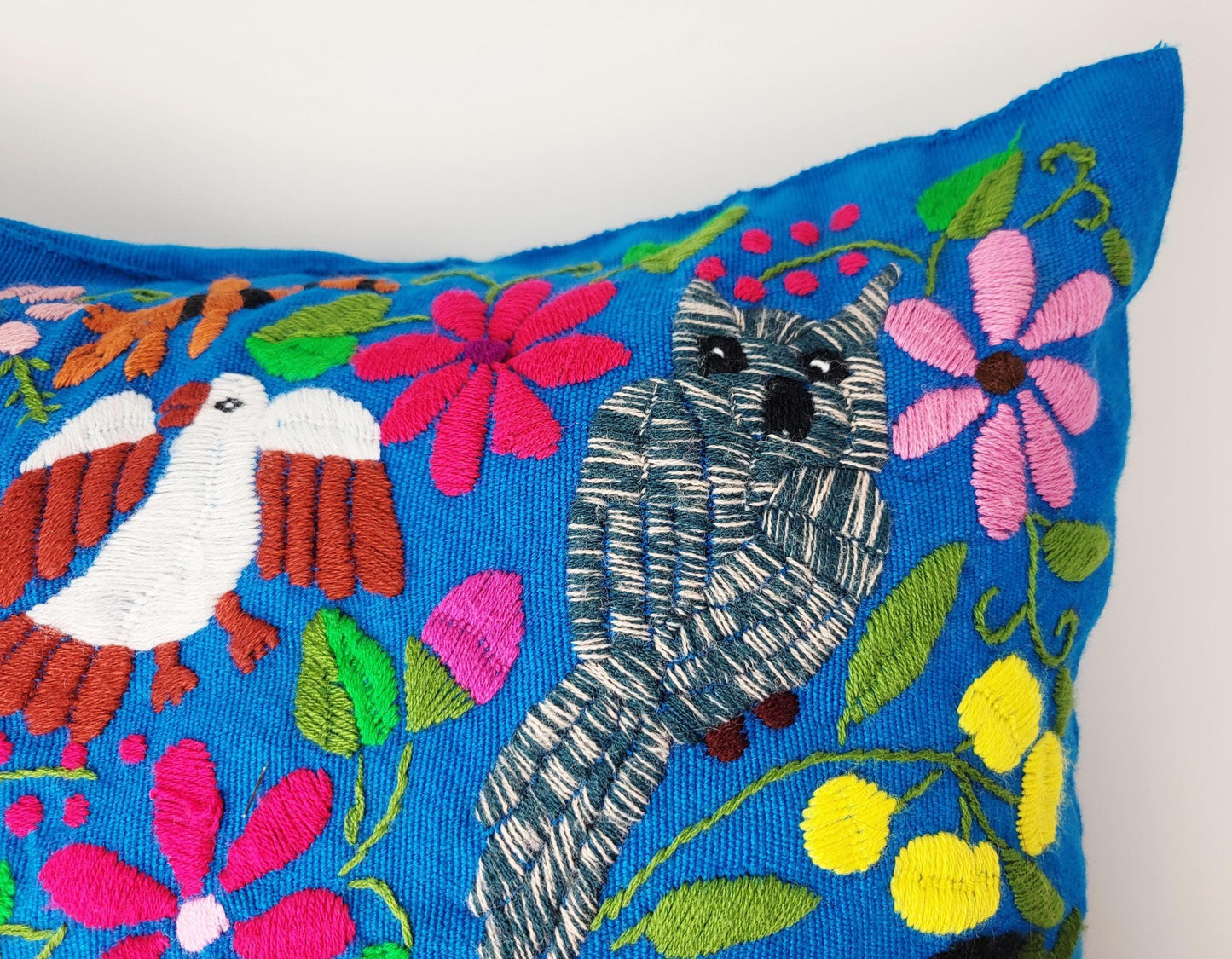 Besticktes und gewebtes Kissen aus Mexiko, Kissenhülle mit Tiermuster aus Mexiko