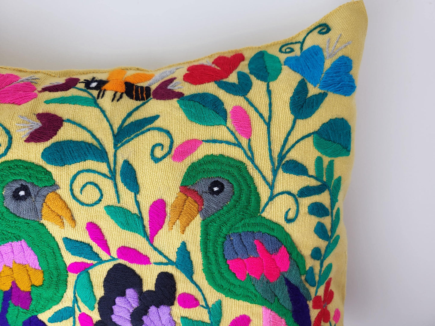 Besticktes und gewebtes Kissen aus Mexiko, Kissenhülle mit Tiermuster aus Mexiko