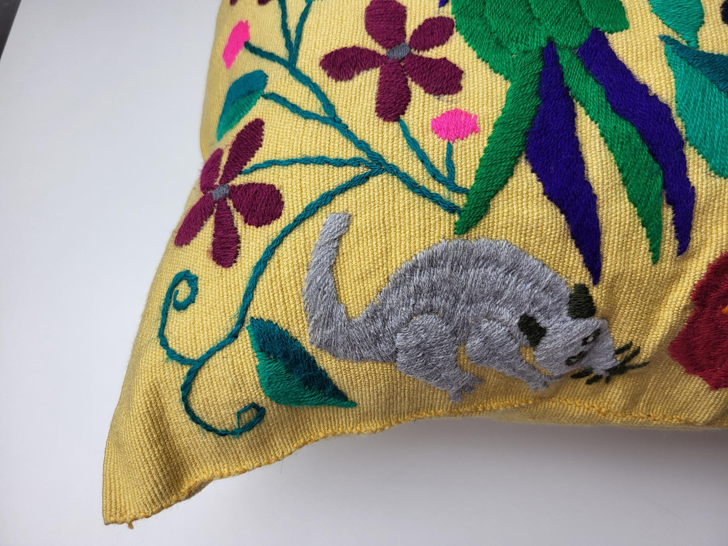 Besticktes und gewebtes Kissen aus Mexiko, Kissenhülle mit Tiermuster aus Mexiko