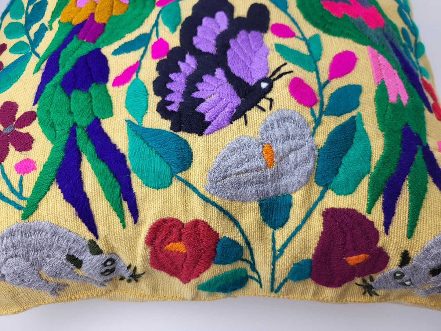 Besticktes und gewebtes Kissen aus Mexiko, Kissenhülle mit Tiermuster aus Mexiko