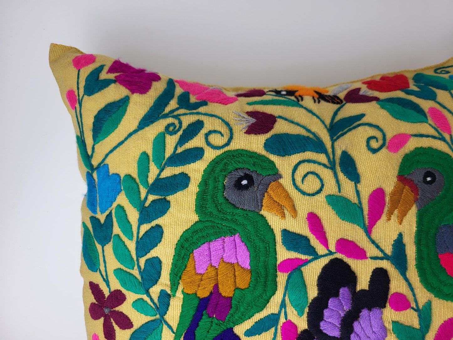 Besticktes und gewebtes Kissen aus Mexiko, Kissenhülle mit Tiermuster aus Mexiko