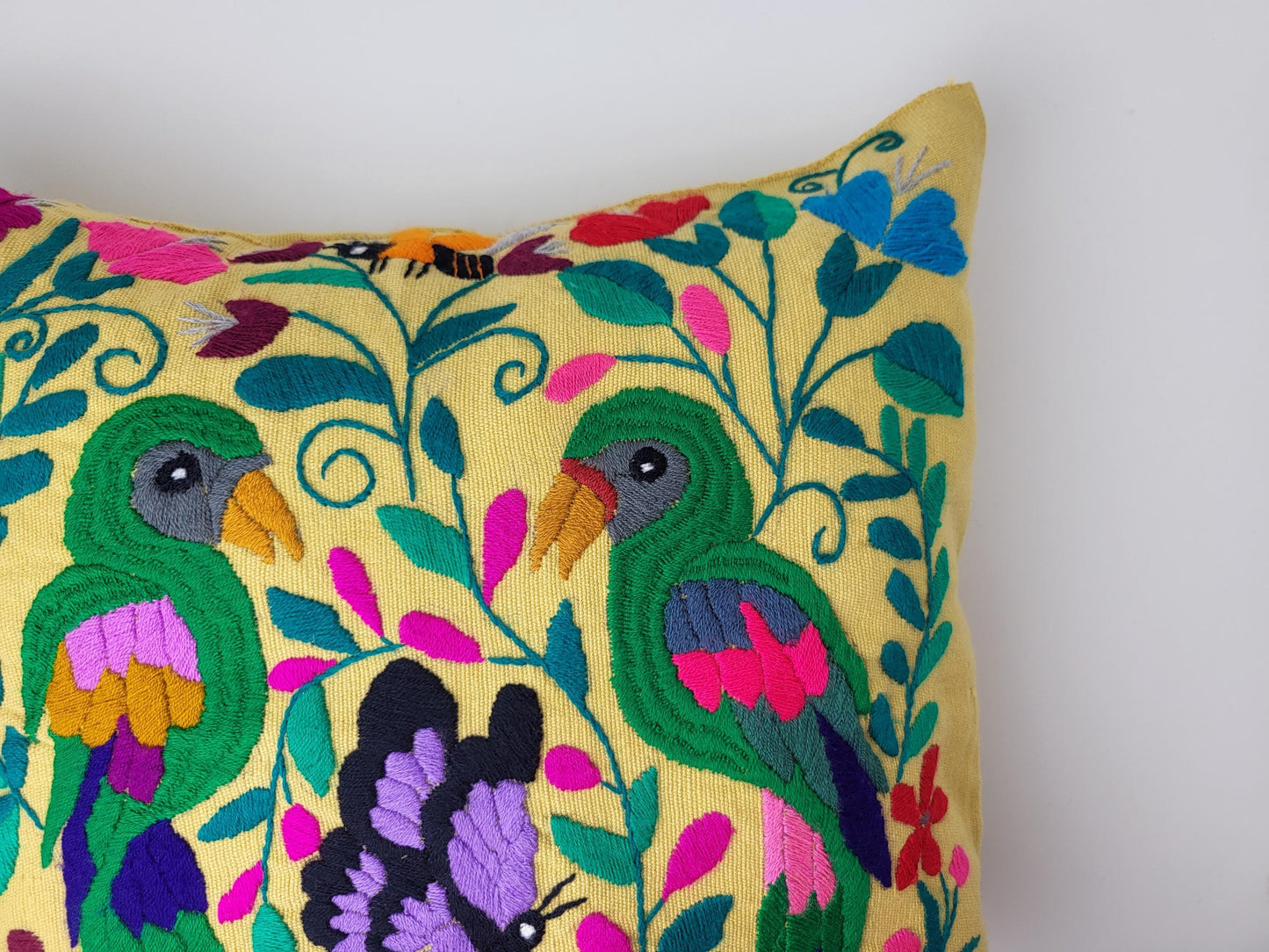 Besticktes und gewebtes Kissen aus Mexiko, Kissenhülle mit Tiermuster aus Mexiko