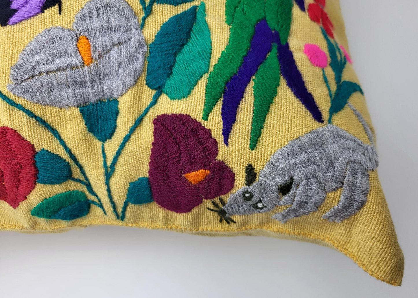 Besticktes und gewebtes Kissen aus Mexiko, Kissenhülle mit Tiermuster aus Mexiko