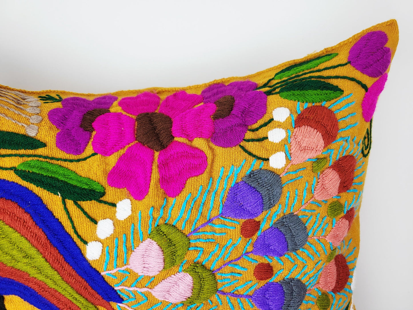 Besticktes und gewebtes Kissen aus Mexiko, Kissenhülle mit Tiermuster aus Mexiko