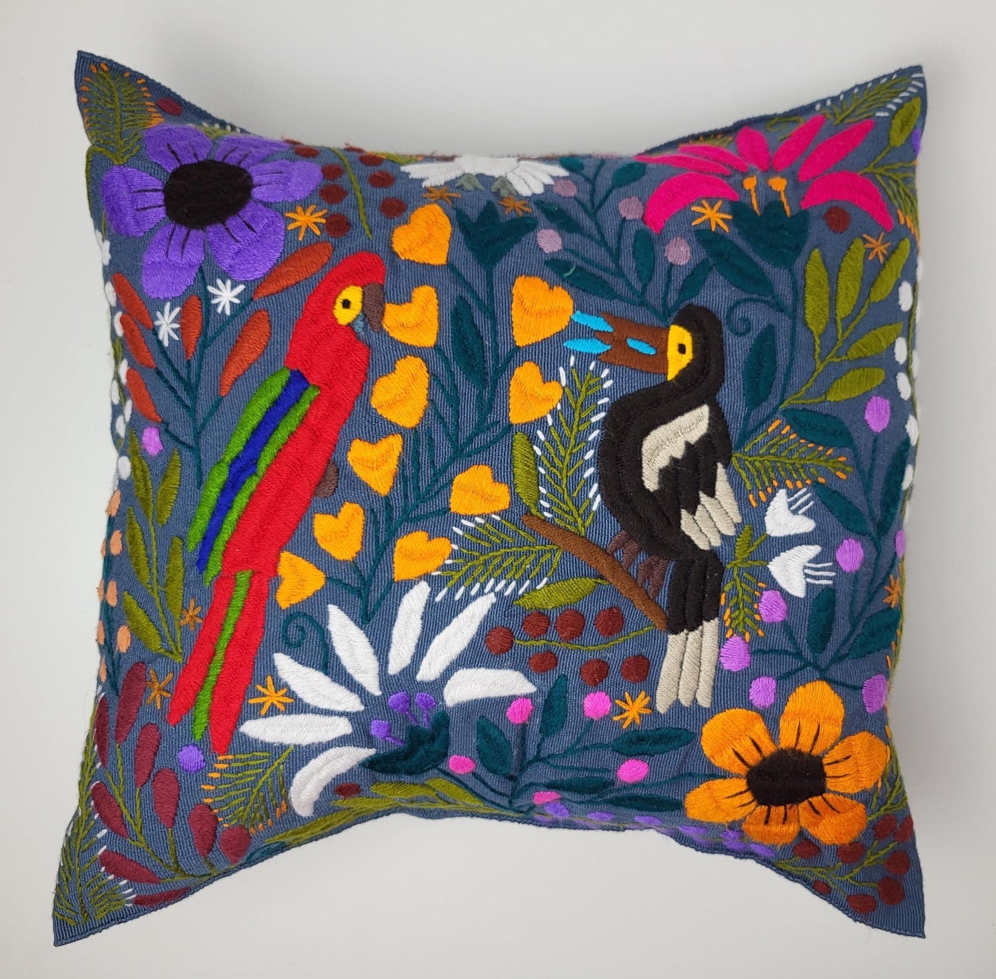 Besticktes und gewebtes Kissen aus Mexiko, Kissenhülle mit Tiermuster aus Mexiko
