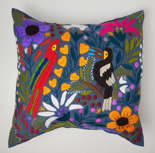 Besticktes und gewebtes Kissen aus Mexiko, Kissenhülle mit Tiermuster aus Mexiko
