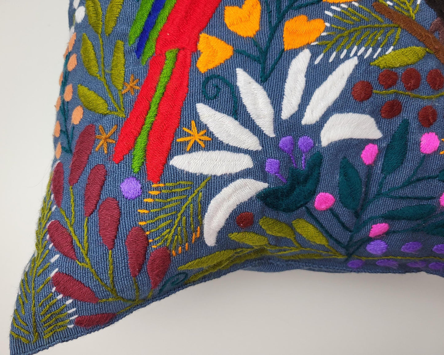 Besticktes und gewebtes Kissen aus Mexiko, Kissenhülle mit Tiermuster aus Mexiko