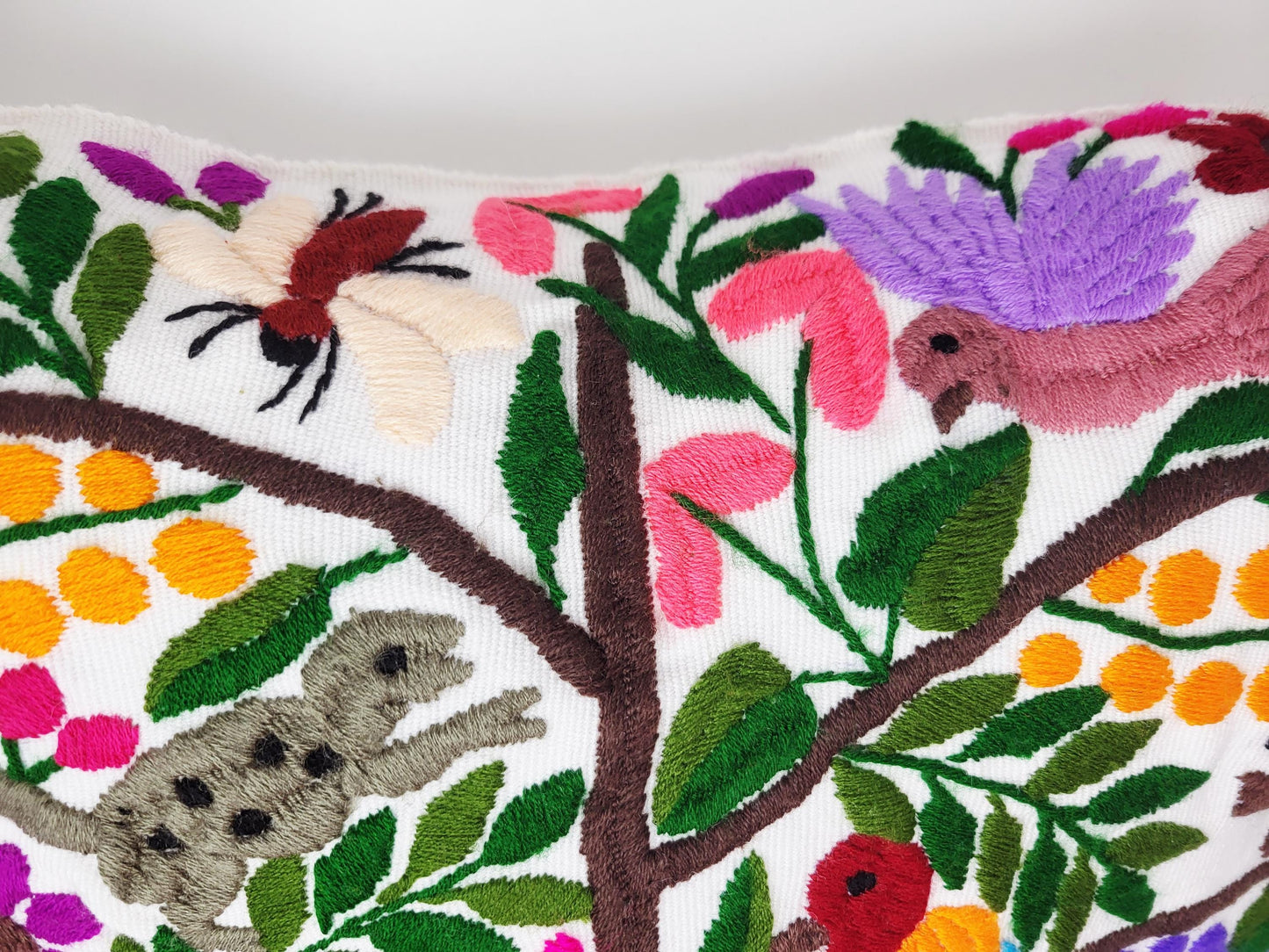 Mexikanischer handbestickter Kissenbezug mit Tiermuster