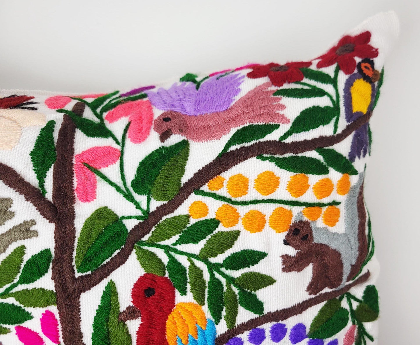 Mexikanischer handbestickter Kissenbezug mit Tiermuster