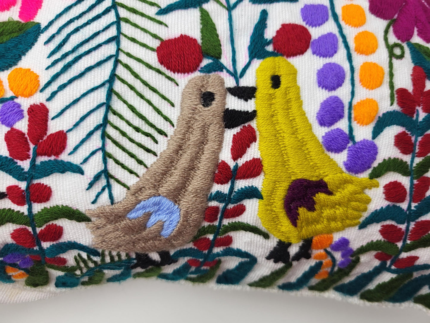 Mexikanischer handbestickter Kissenbezug mit Tiermuster