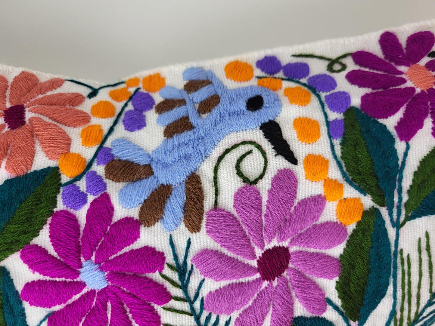 Mexikanischer handbestickter Kissenbezug mit Tiermuster