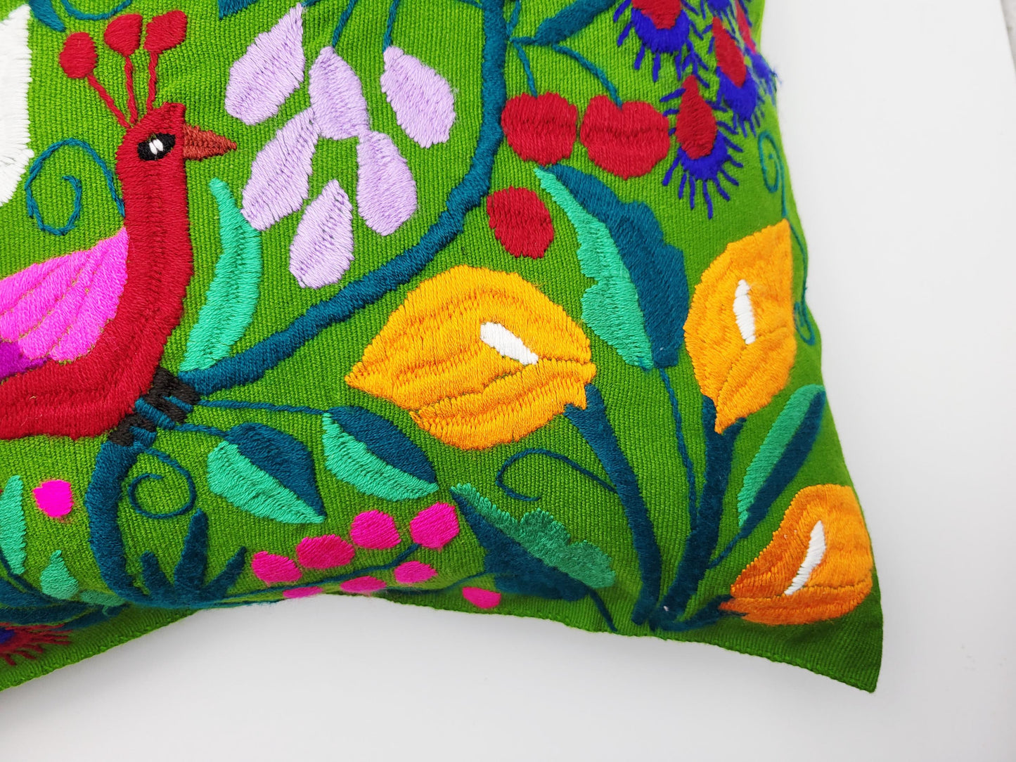 Kissen mit Tiermuster, handbestickt und gewebt in Mexiko von Indigenen Frauen