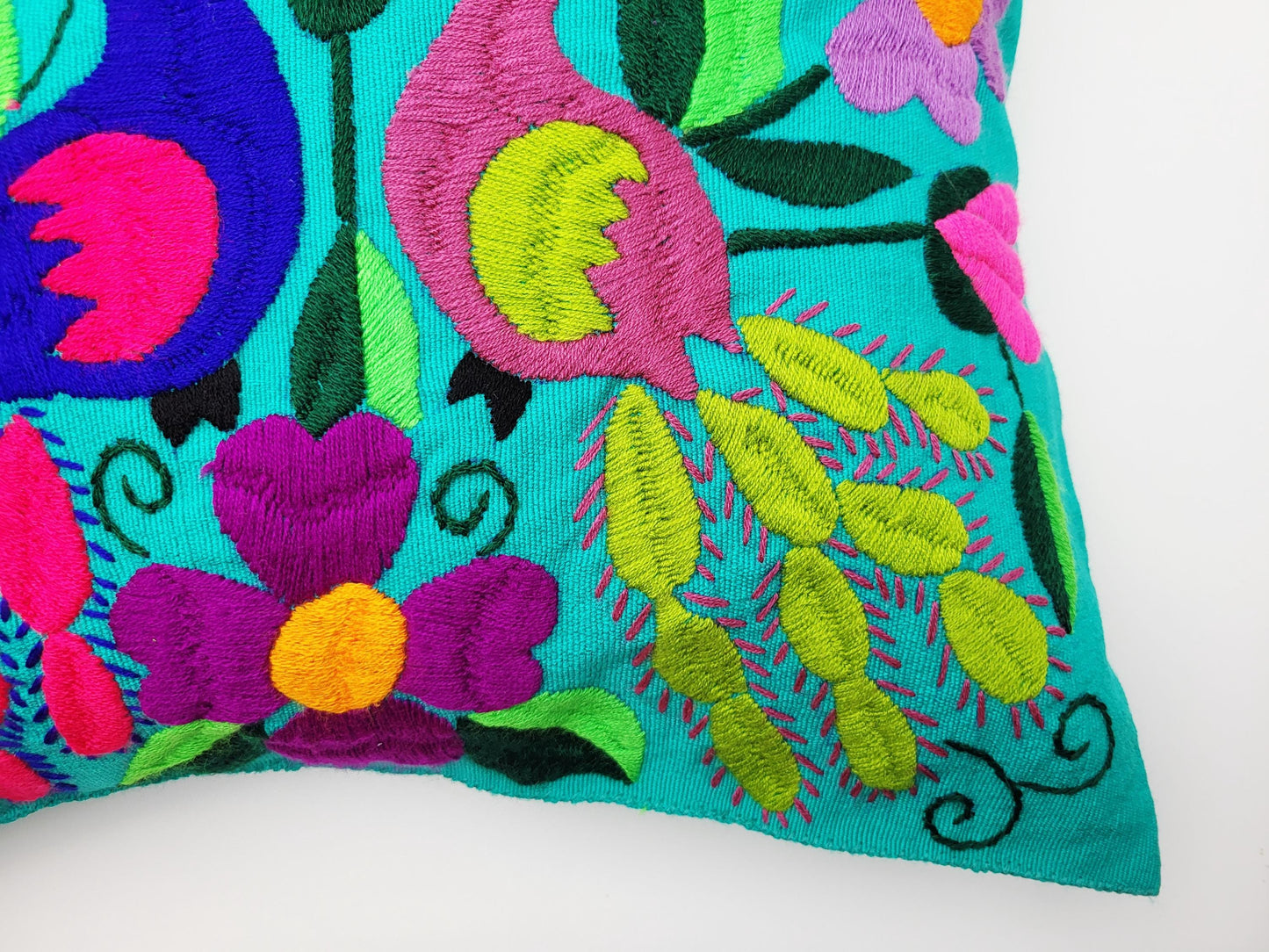 Kissen mit Tiermuster, handbestickt und gewebt in Mexiko von Indigenen Frauen