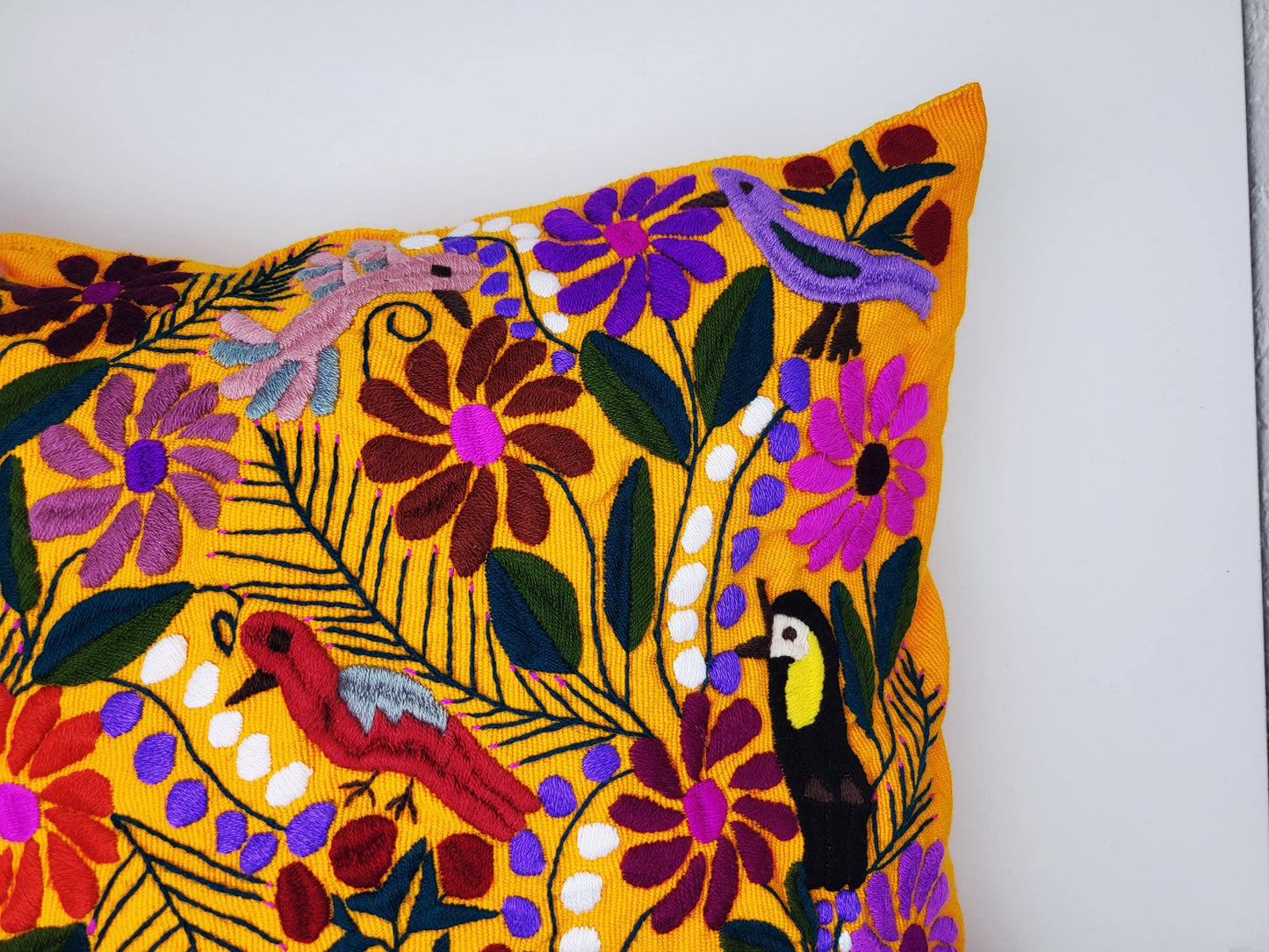 Kissen mit Tiermuster, handbestickt und gewebt in Mexiko von Indigenen Frauen