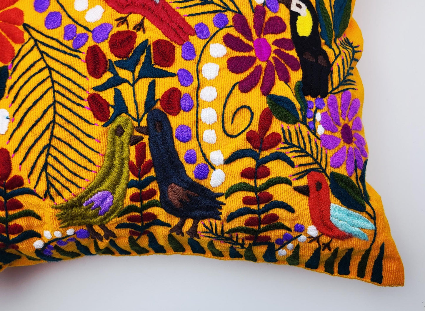 Kissen mit Tiermuster, handbestickt und gewebt in Mexiko von Indigenen Frauen