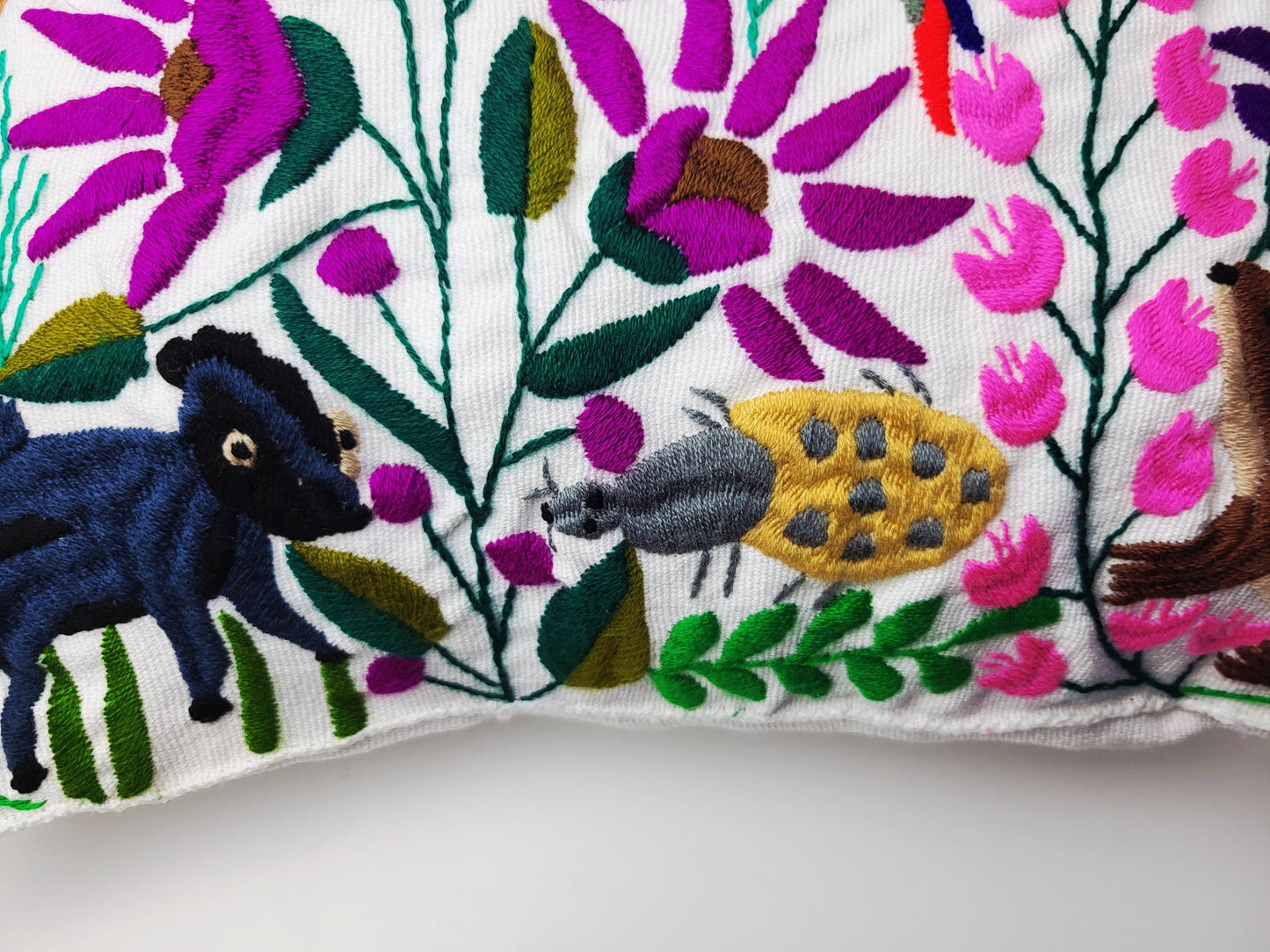 Kissen mit Tiermuster, handbestickt und gewebt in Mexiko von Indigenen Frauen