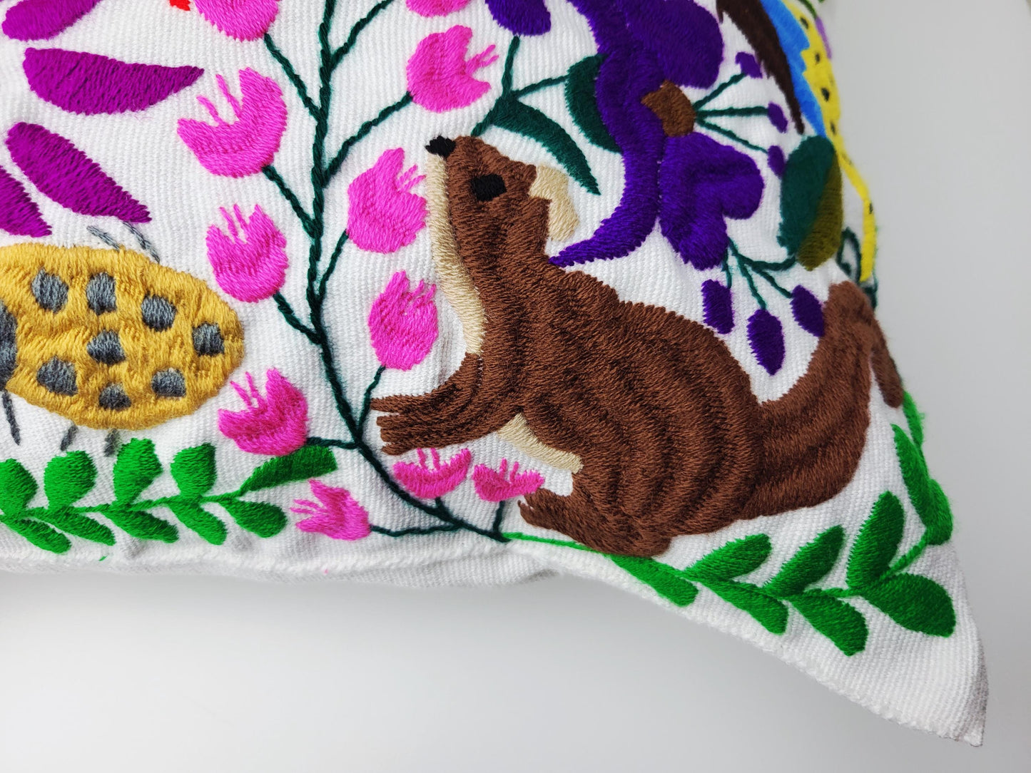 Kissen mit Tiermuster, handbestickt und gewebt in Mexiko von Indigenen Frauen