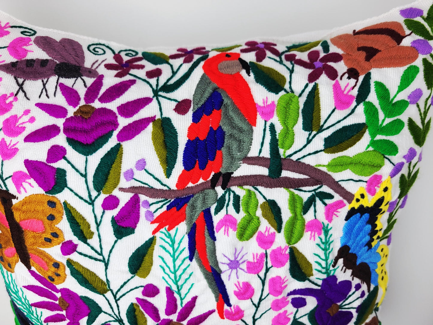 Kissen mit Tiermuster, handbestickt und gewebt in Mexiko von Indigenen Frauen
