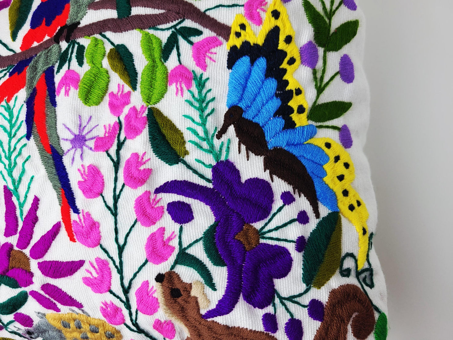 Kissen mit Tiermuster, handbestickt und gewebt in Mexiko von Indigenen Frauen