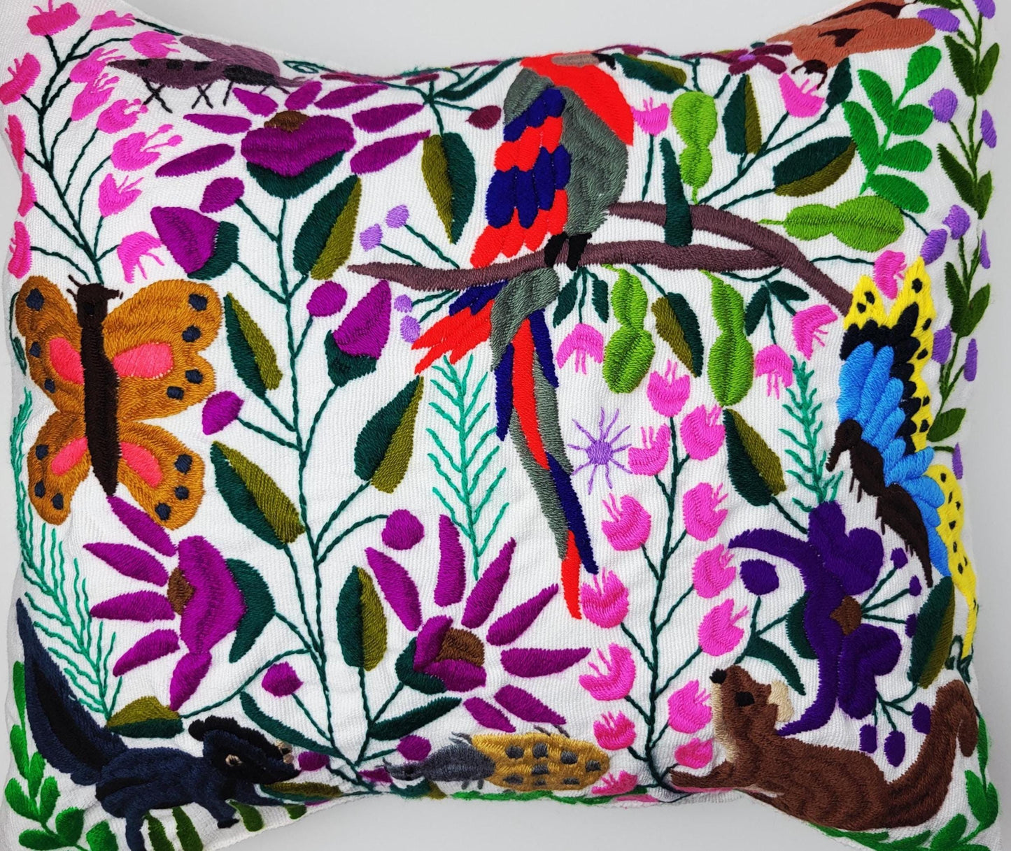 Kissen mit Tiermuster, handbestickt und gewebt in Mexiko von Indigenen Frauen