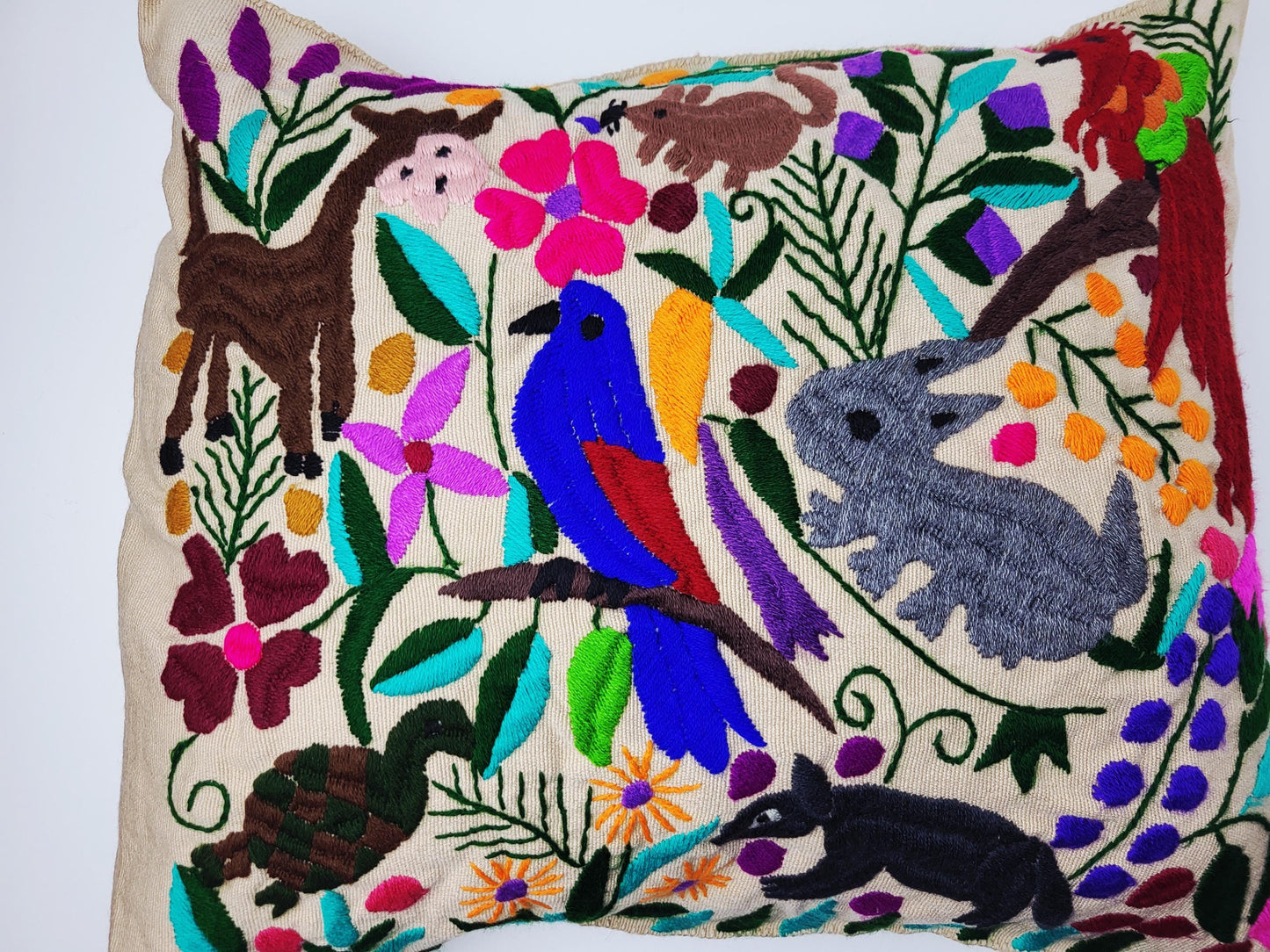 Kissen mit Tiermuster, handbestickt und gewebt in Mexiko von Indigenen Frauen
