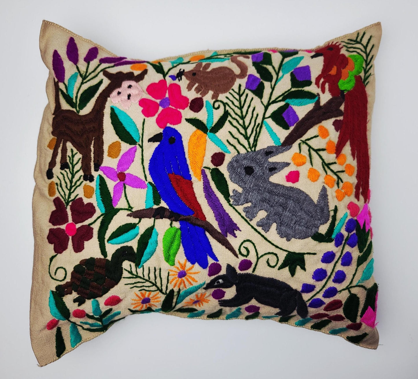 Kissen mit Tiermuster, handbestickt und gewebt in Mexiko von Indigenen Frauen