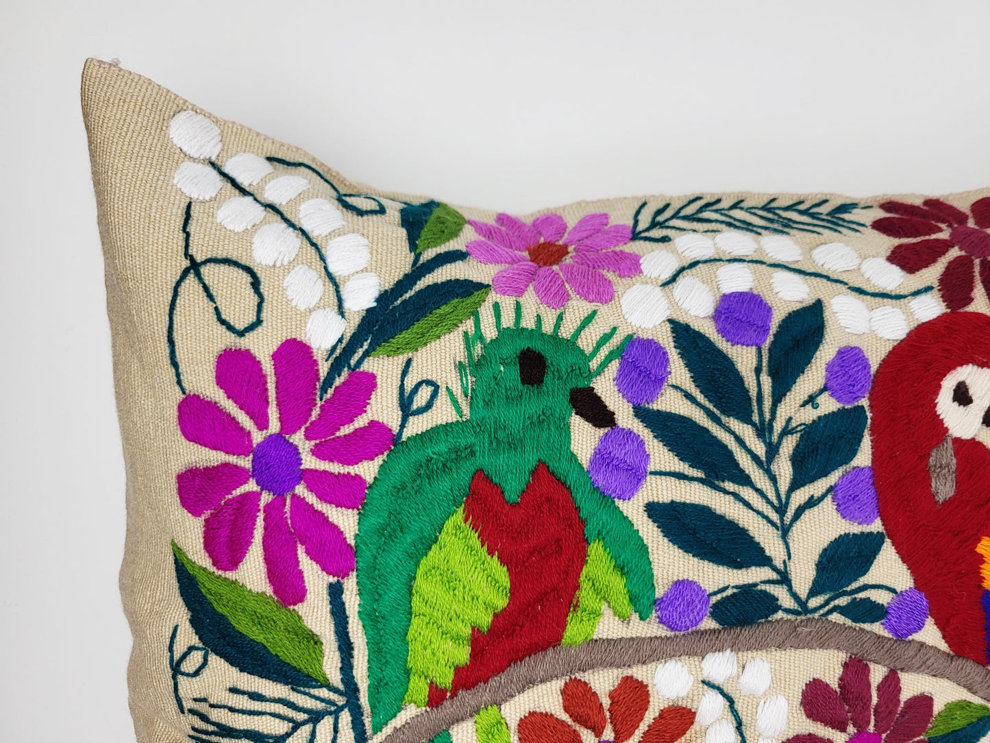 Kissen mit Tiermuster, handbestickt und gewebt in Mexiko von Indigenen Frauen