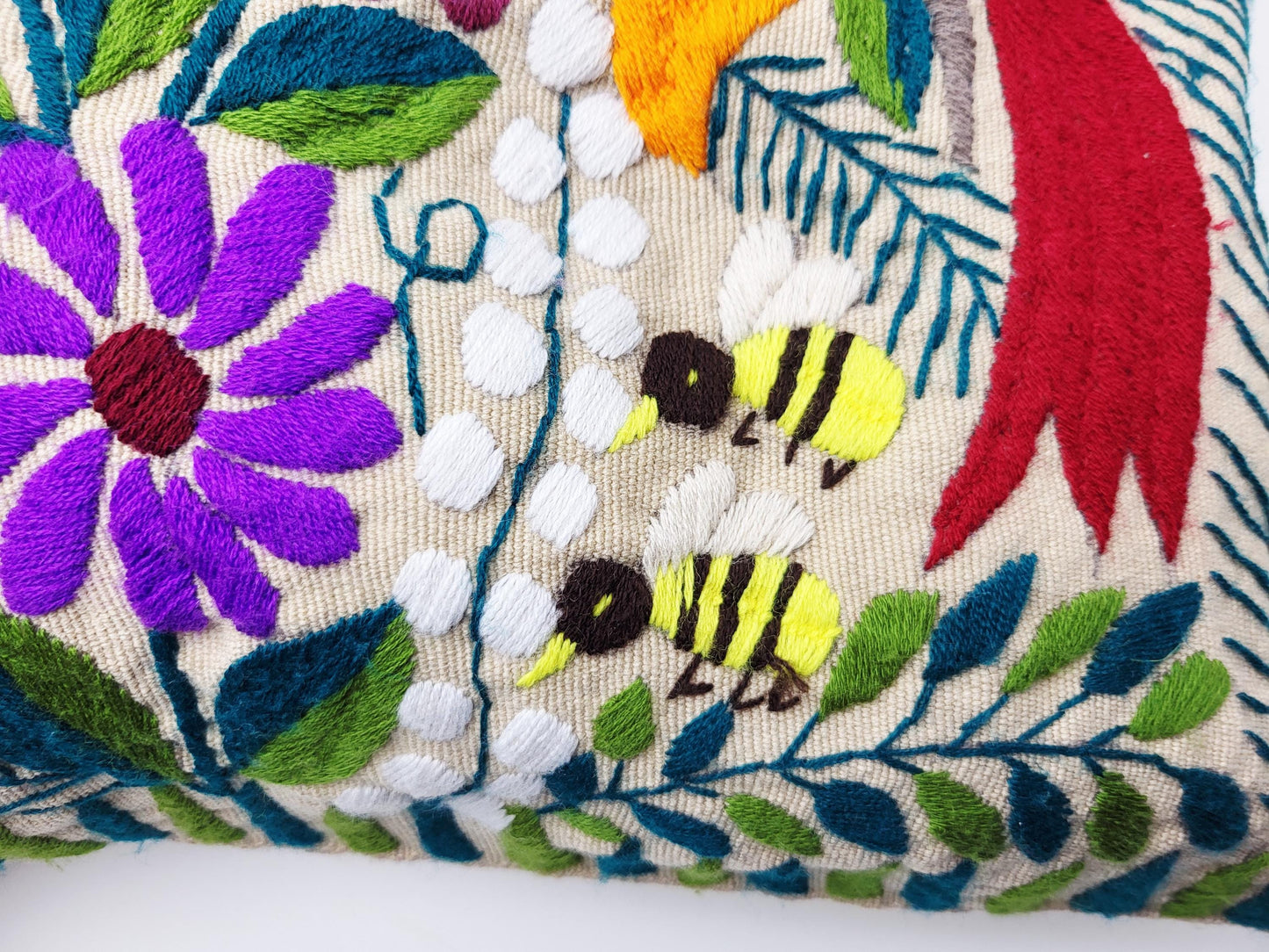 Kissen mit Tiermuster, handbestickt und gewebt in Mexiko von Indigenen Frauen