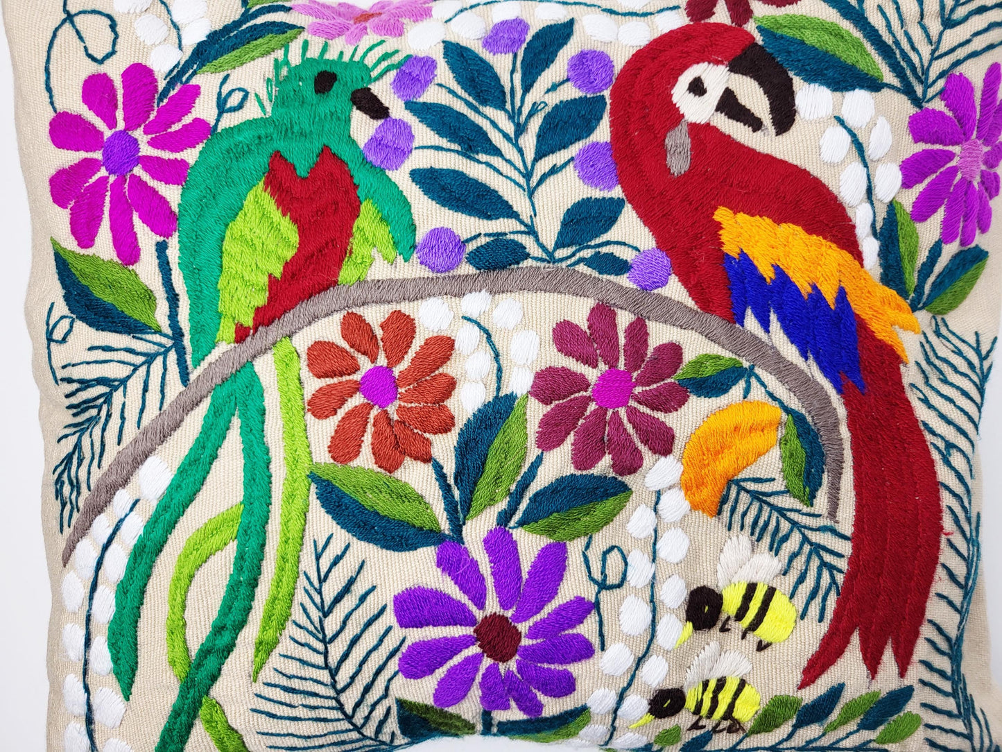 Kissen mit Tiermuster, handbestickt und gewebt in Mexiko von Indigenen Frauen