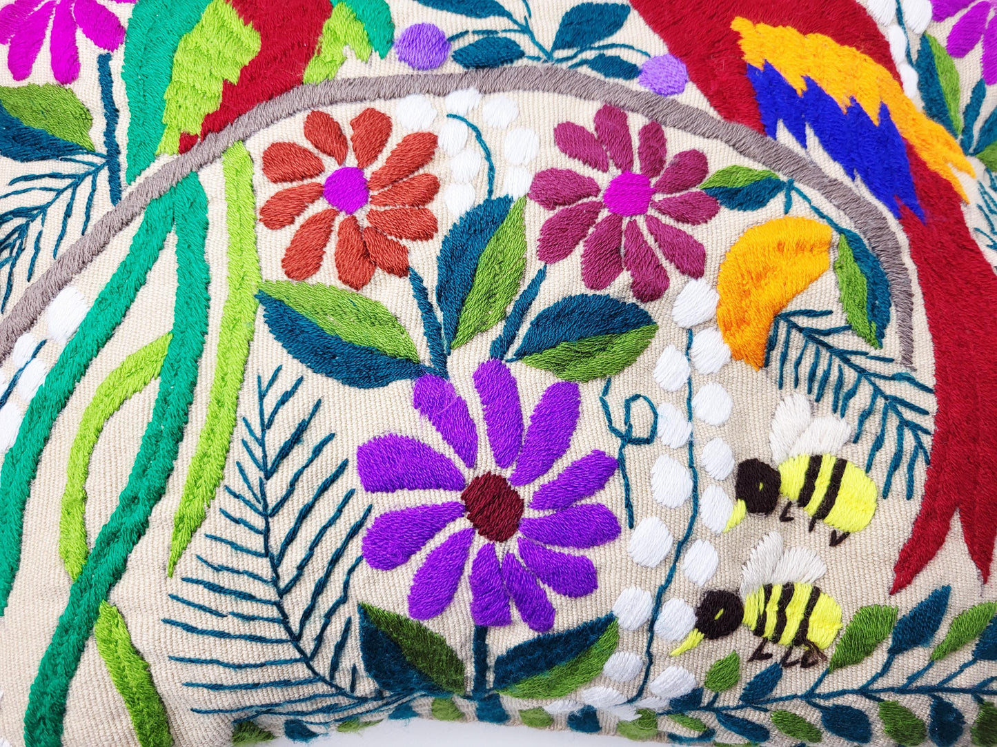 Kissen mit Tiermuster, handbestickt und gewebt in Mexiko von Indigenen Frauen