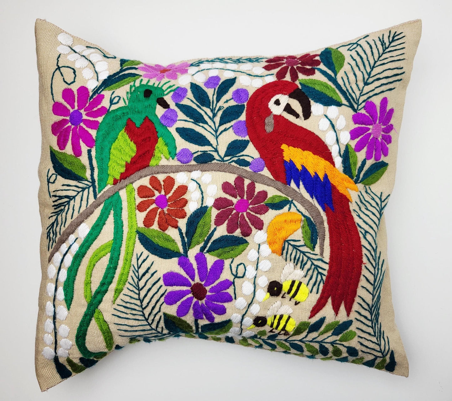 Kissen mit Tiermuster, handbestickt und gewebt in Mexiko von Indigenen Frauen