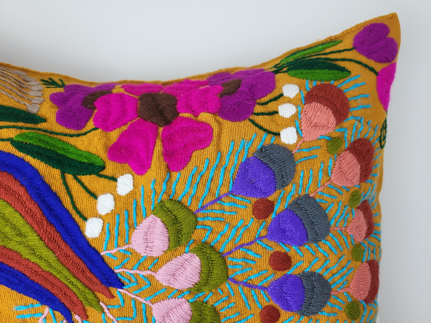 Besticktes und gewebtes Kissen aus Mexiko, Kissenhülle mit Tiermuster aus Mexiko