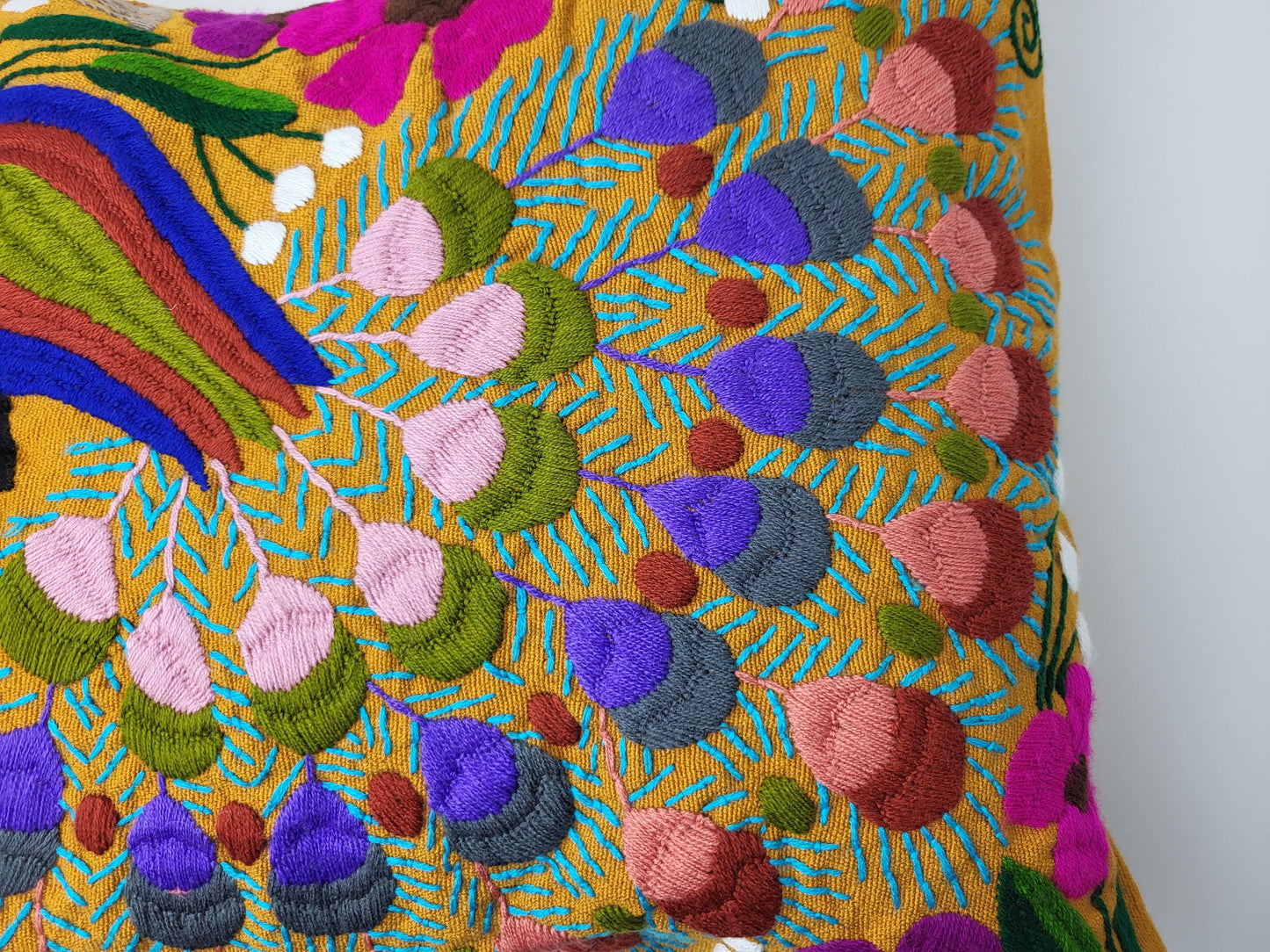 Besticktes und gewebtes Kissen aus Mexiko, Kissenhülle mit Tiermuster aus Mexiko