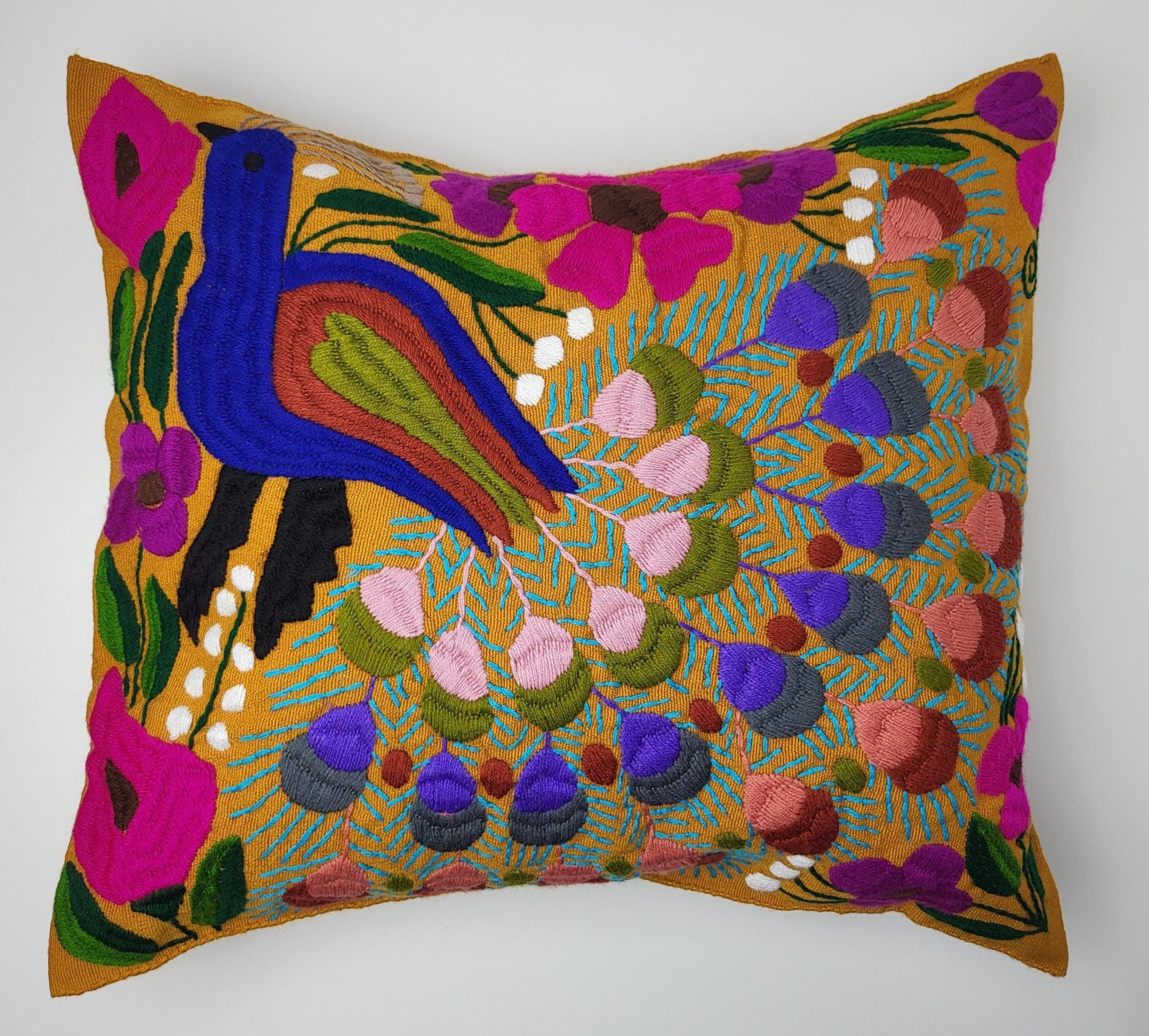 Besticktes und gewebtes Kissen aus Mexiko, Kissenhülle mit Tiermuster aus Mexiko