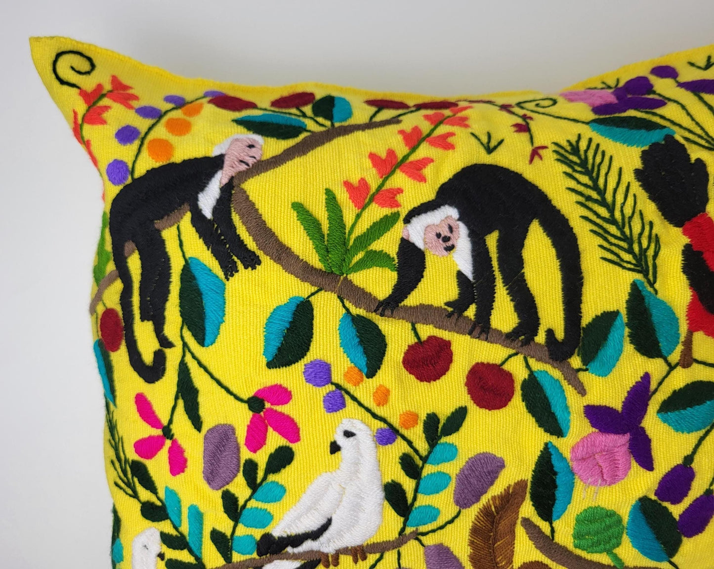 Handbestickter Kissenbezug Mexiko | Bunte Tiermuster | Fairtrade Dekokissen Chiapas | Unikat Maya Textilkunst | Boho Ethno Deko